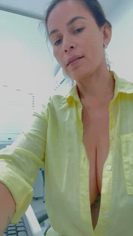 My boss works hard... but with my boobs he would do it harder [GIF] : video clip