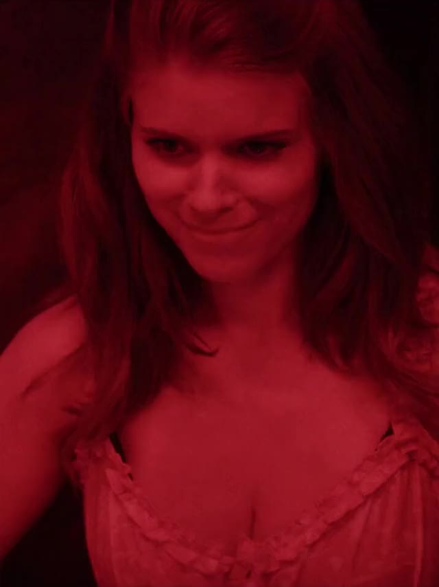 Kate Mara making sure her tits are showing : video clip