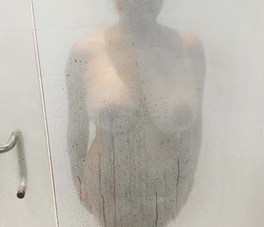 Shower fun with my huge boobs and ass : video clip