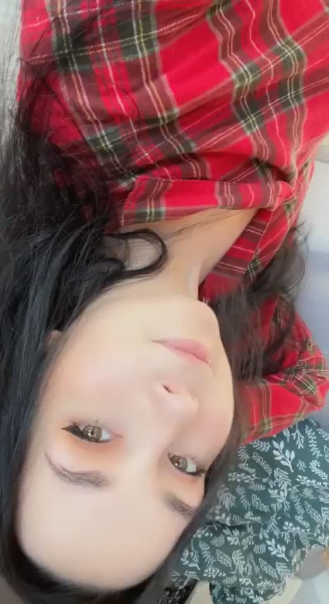 Look how inviting my holes are : video clip