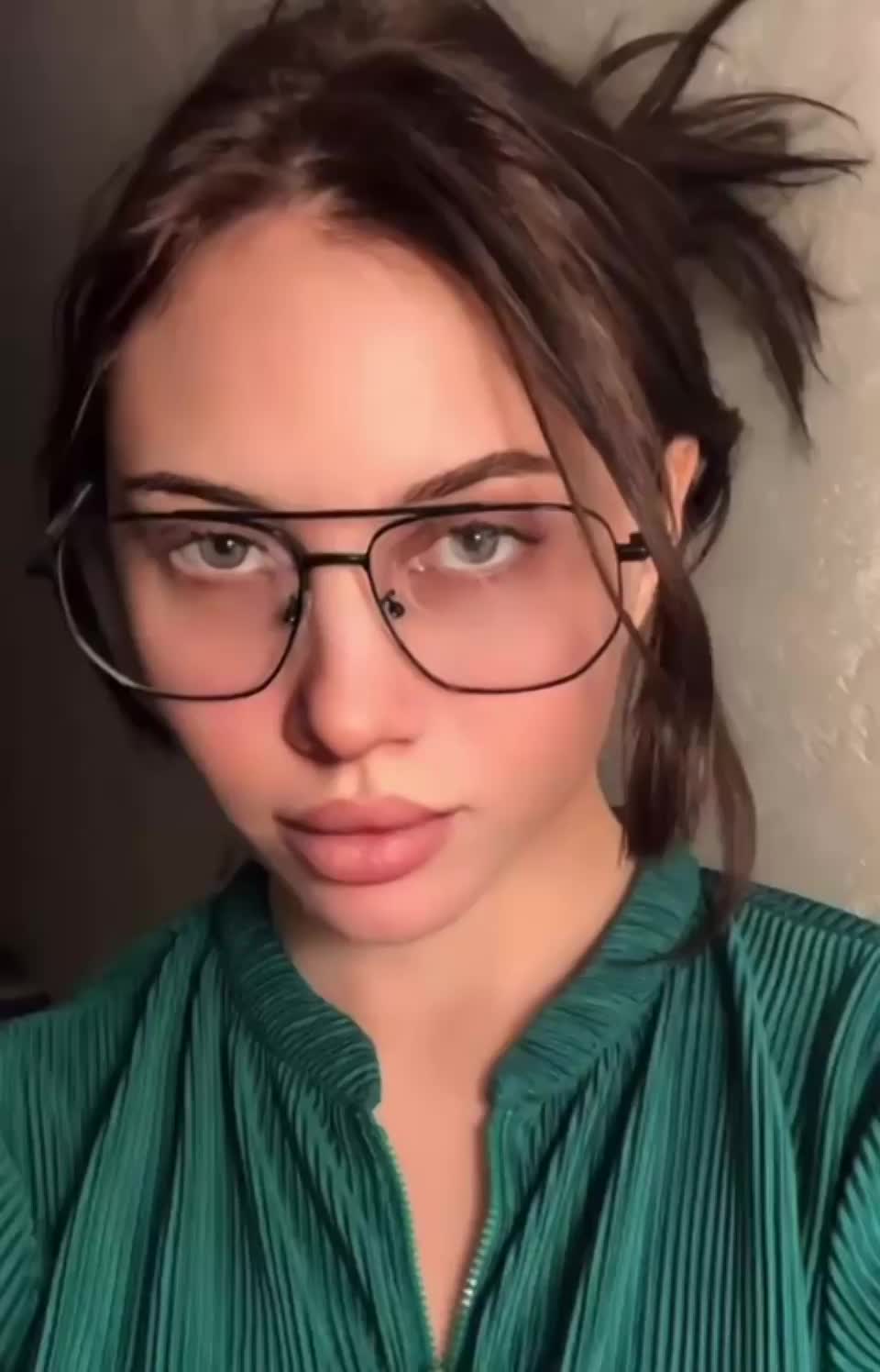 In those glasses I am Jeffrey Dahmer😈I'm going to eat your cock😘 : video clip