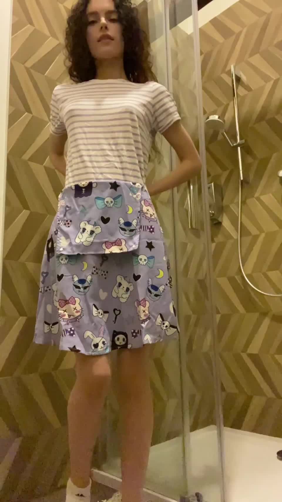 Taking my clothes off befother the shower : video clip