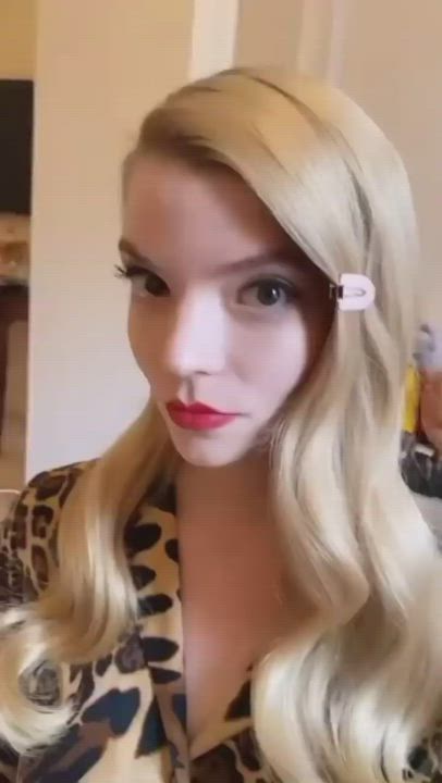 Just wanna nut all over Anya Taylor-Joy's pretty face! : video clip