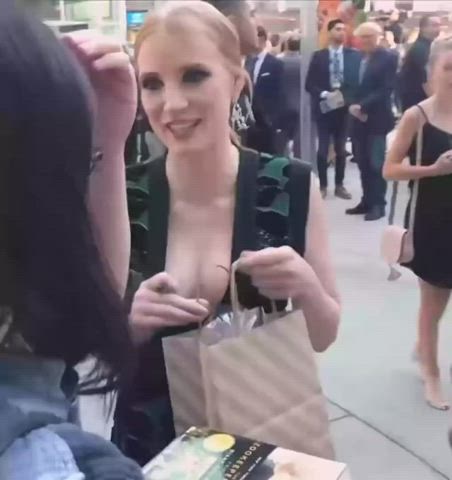 Even a pencil couldn't resist jessica chastain boobs : video clip