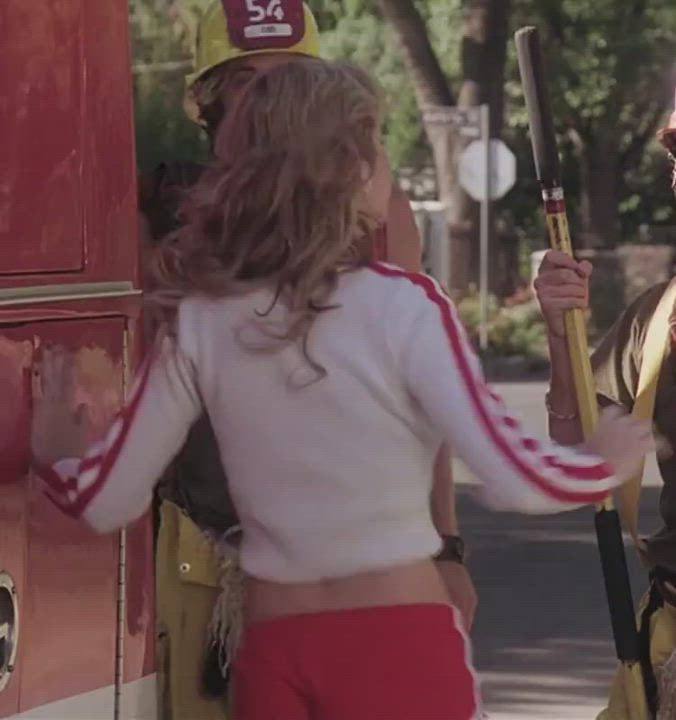 Brie Larson's tight body and ass : video clip