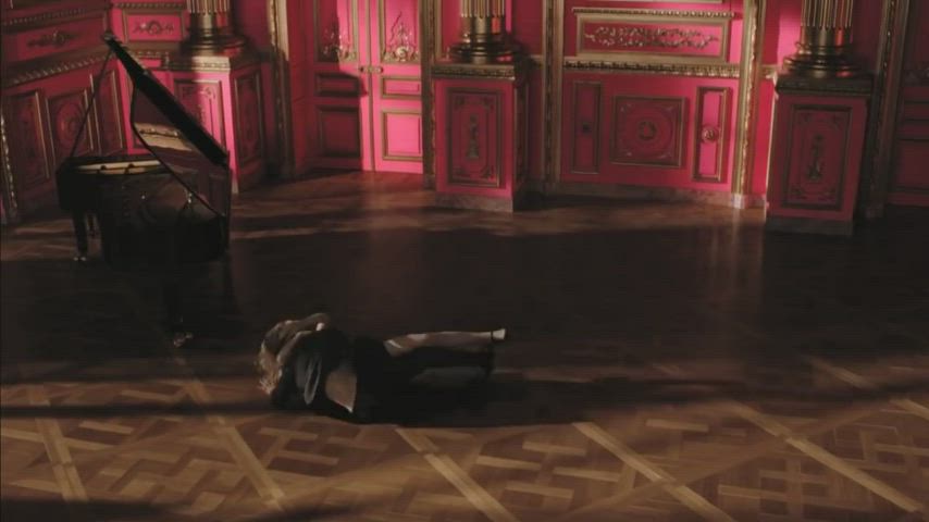 Lea Seydoux in pink panties : video clip