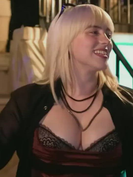 Never tried of seeing Billie Eilish's massive tits bouncing : video clip
