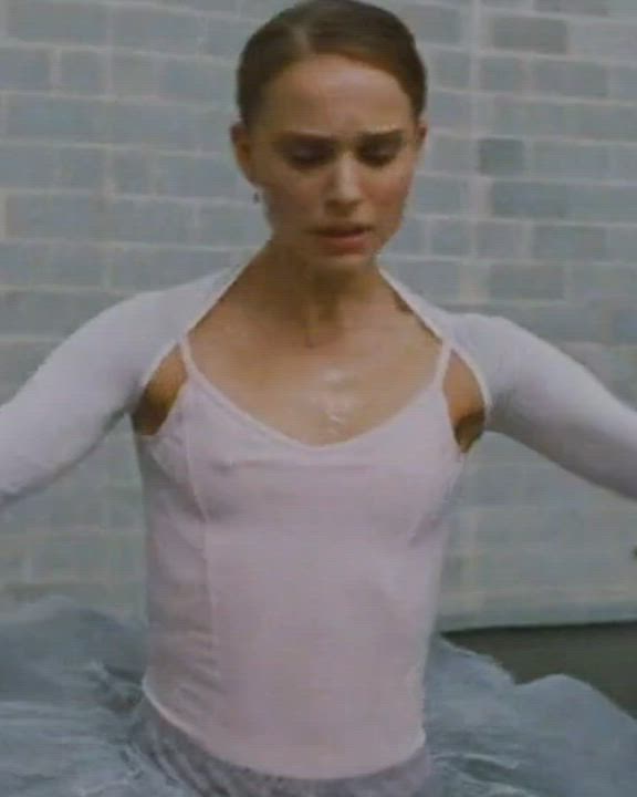Who doesn't like a sweaty sexy braless MILF like Natalie Portman. She really needs all the load this sub has to offer. : video clip