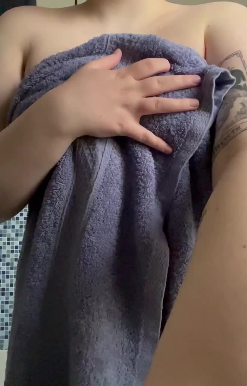 Would you fuck me in the shower? : video clip