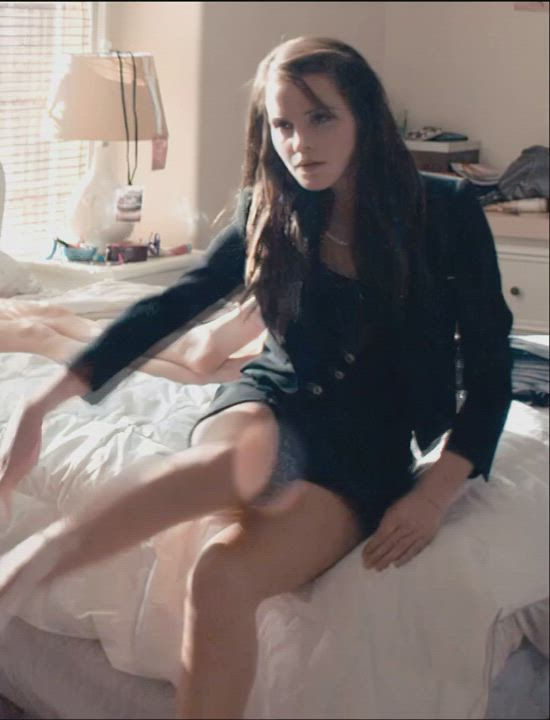 A peek at Emma Watson's leopard print panties : video clip