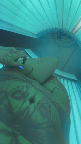 Ever wonder what we ACTUALLY do in tanning bed rooms? ;) [gif] : video clip