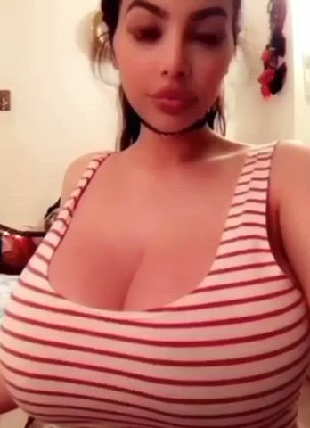 Huge Clothed Bouncing Tits : video clip