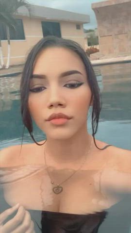 I like to show my naked breast when i am in the pool, that everybody can see my big tits : video clip