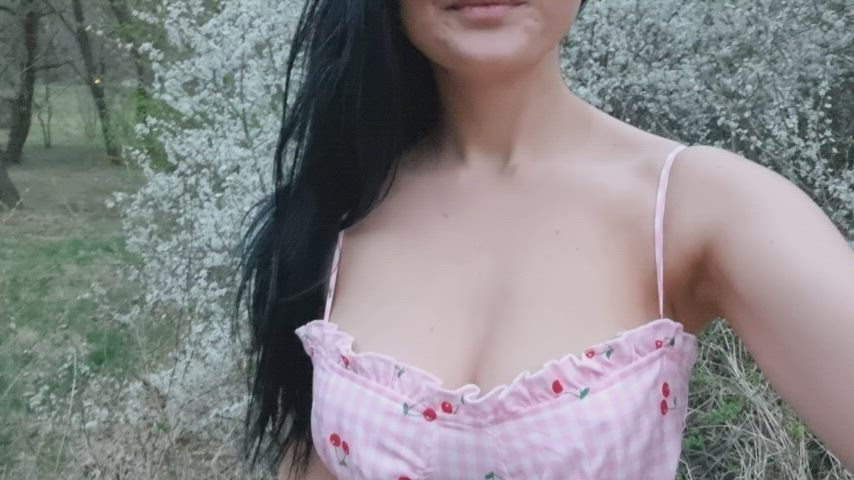 This tiny top manages to hide my big boobs by magic : video clip