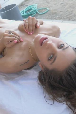 Beautiful Uma Jolie : video clip