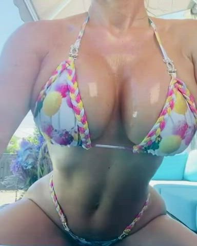 Busty bimbo slut : video clip