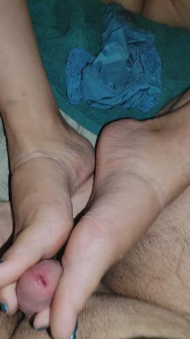Wife giving me a footjob last night : video clip
