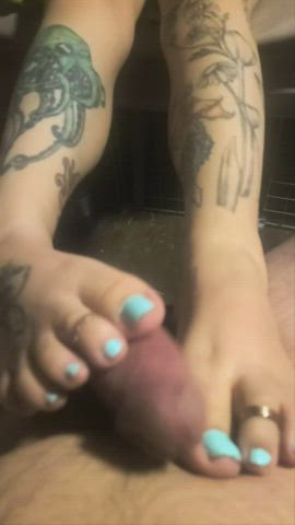 She loves getting her toes painted 💦 : video clip