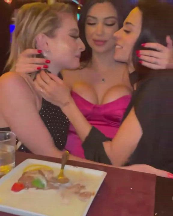 Kissing threesome : video clip