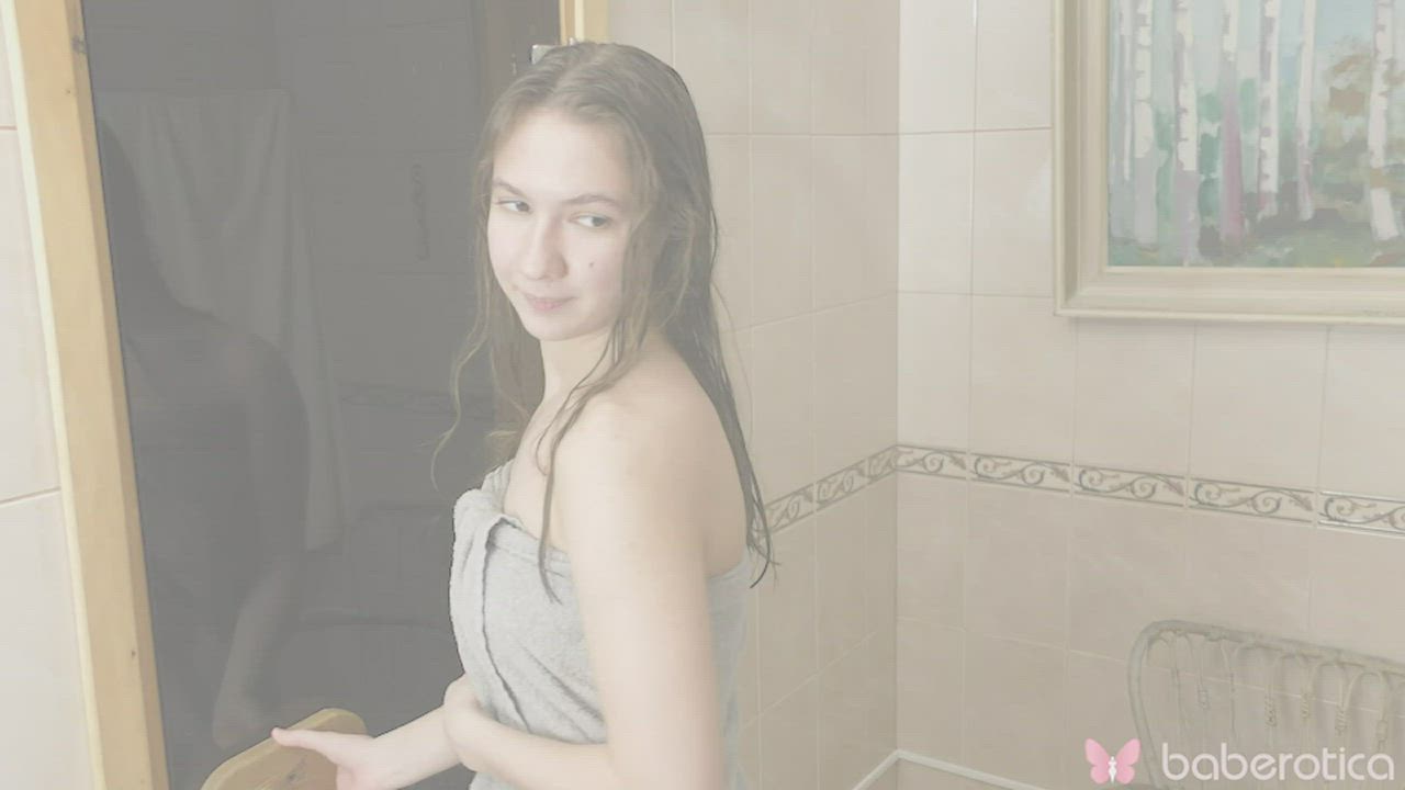Madison gets out of the shower to masturbate for us at Baberotica : video clip
