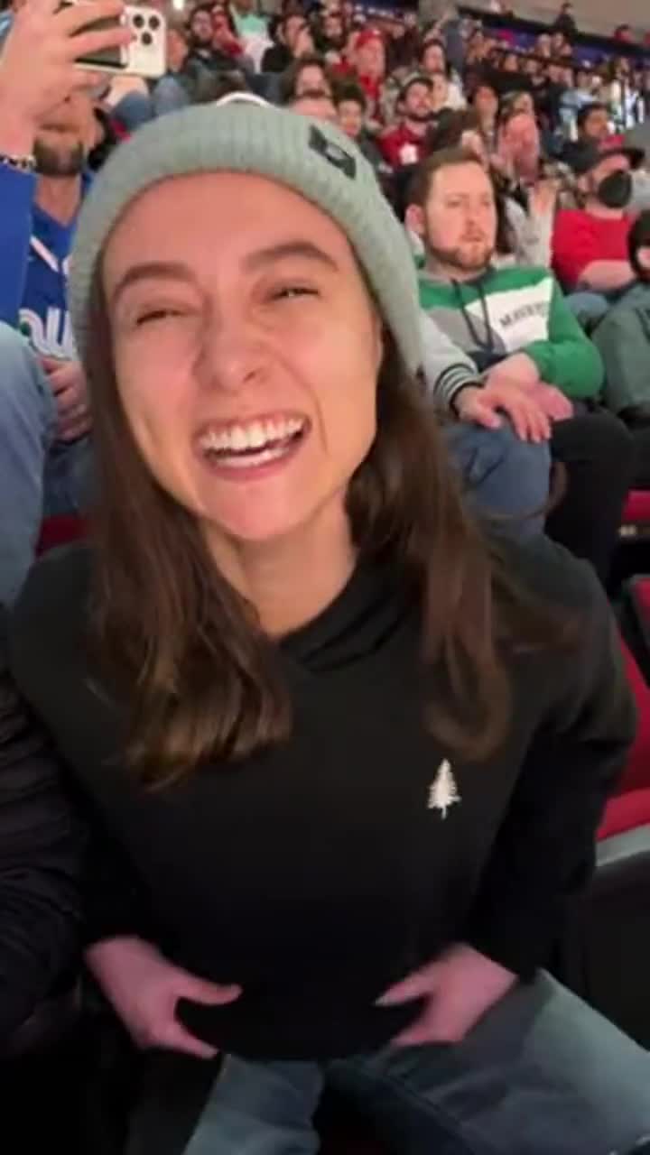 Flashing the whole stadium [GIF] : video clip