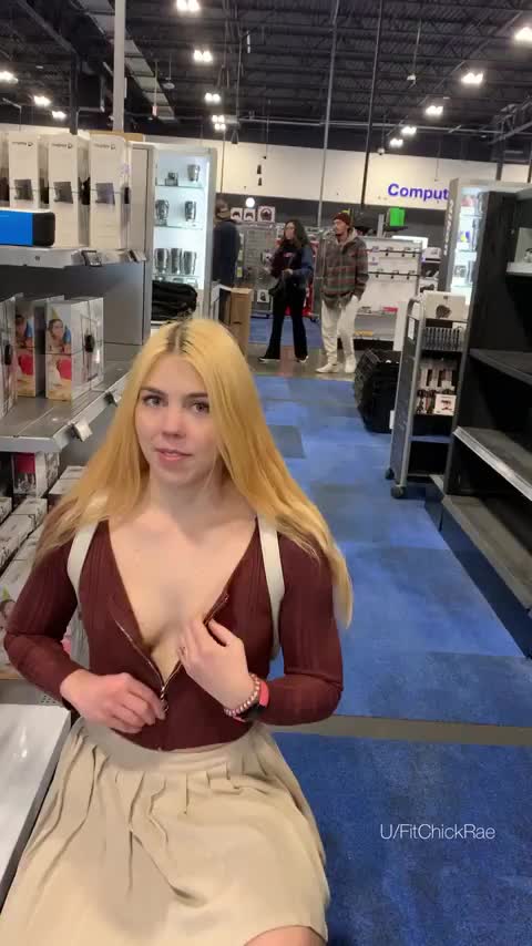 Busy day at Best Buy [gif] : video clip