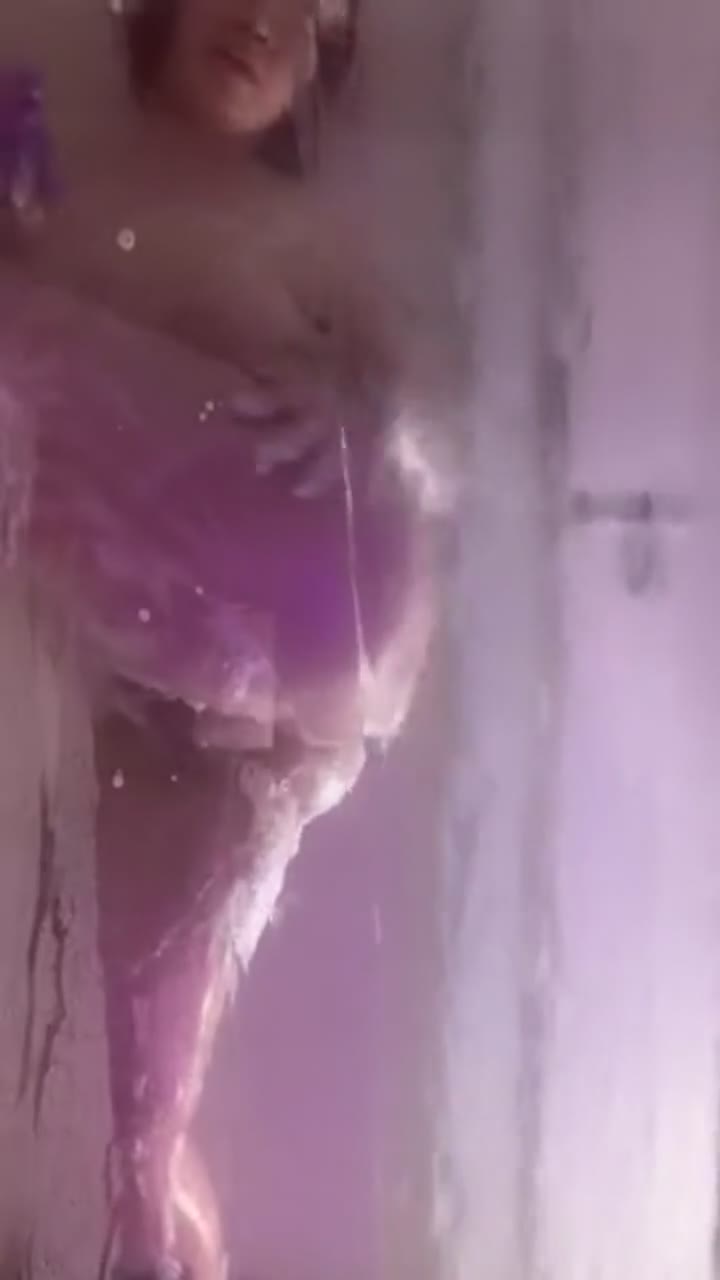I had some solo fun in the shower : video clip