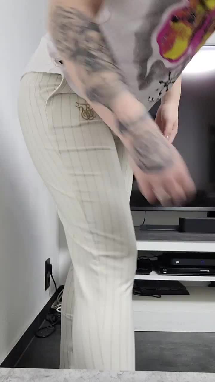 25, weird ass & mid tattoos… Dont be mean :( : video clip