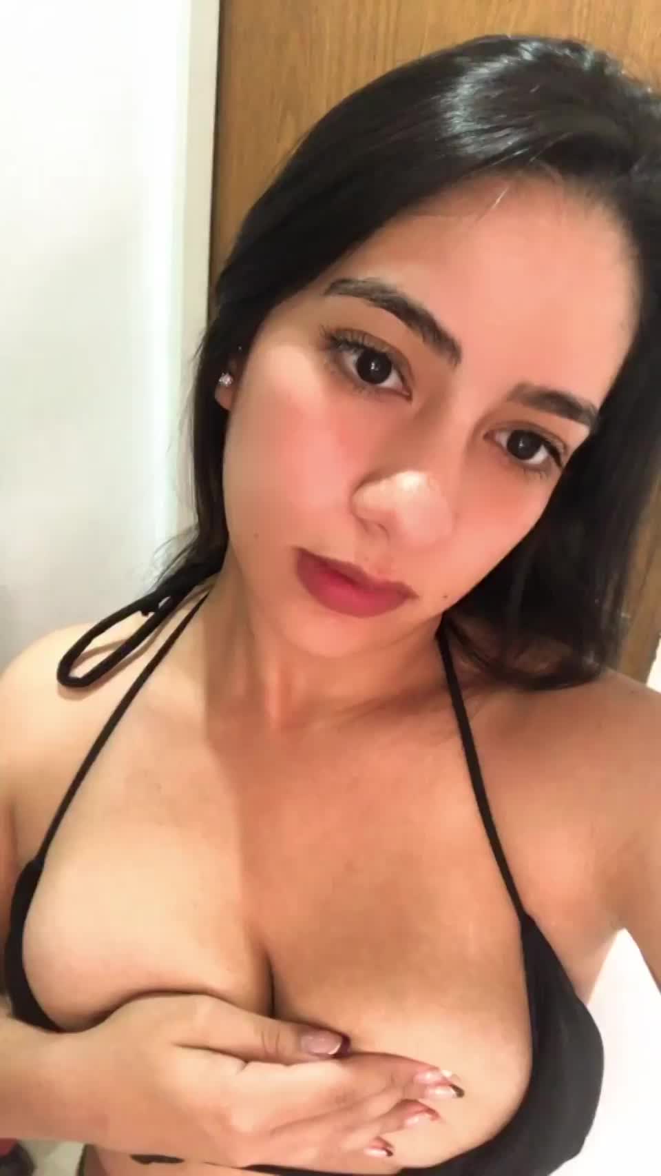 I think the bikini is better off : video clip