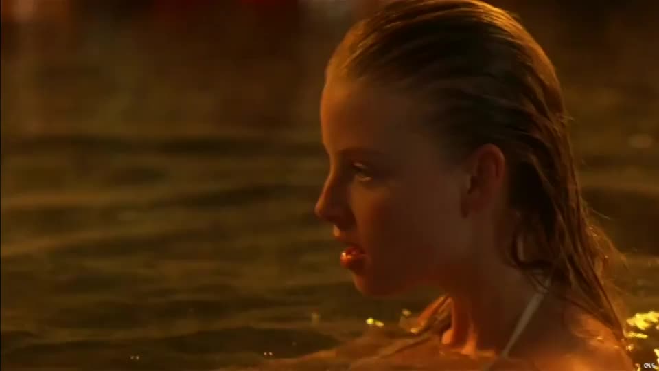Rachel Nichols kissing Mimi Rogers in "Dumb and Dumberer: When Harry Met Lloyd" (2003) : video clip