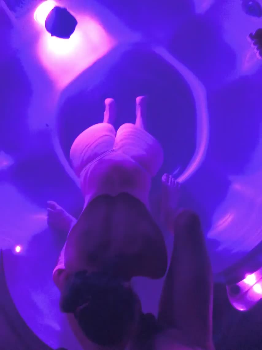 The hot tub gets me in the mood : video clip