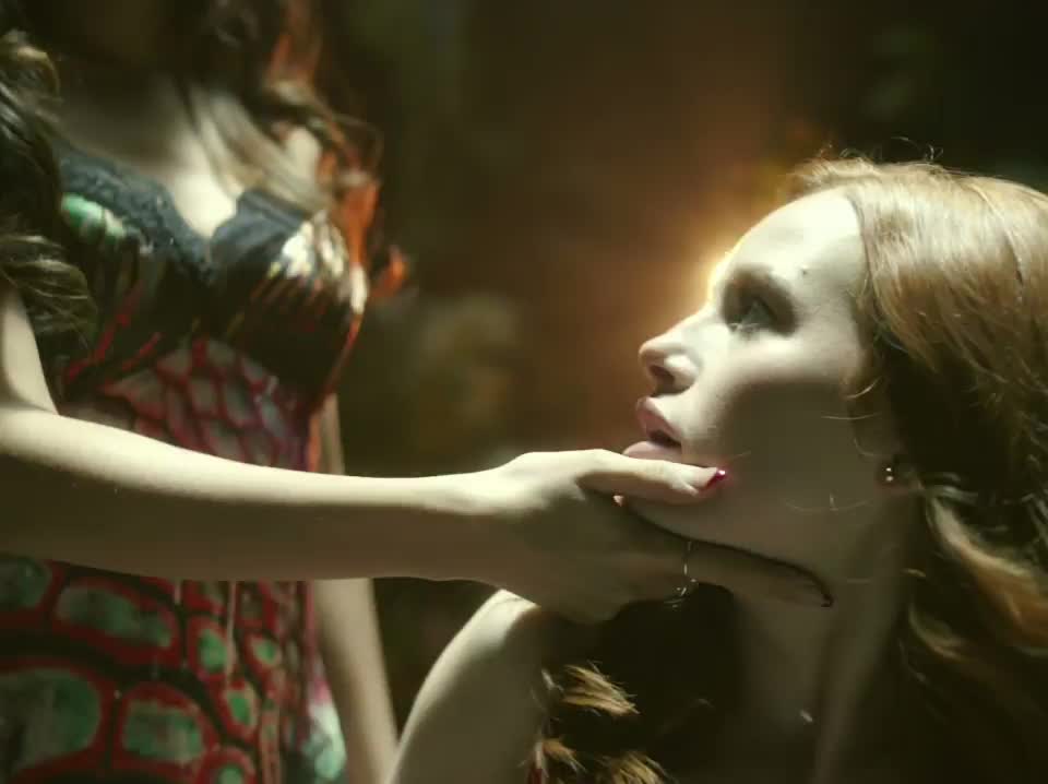 Madelaine Petsch & Vanessa Morgan : video clip