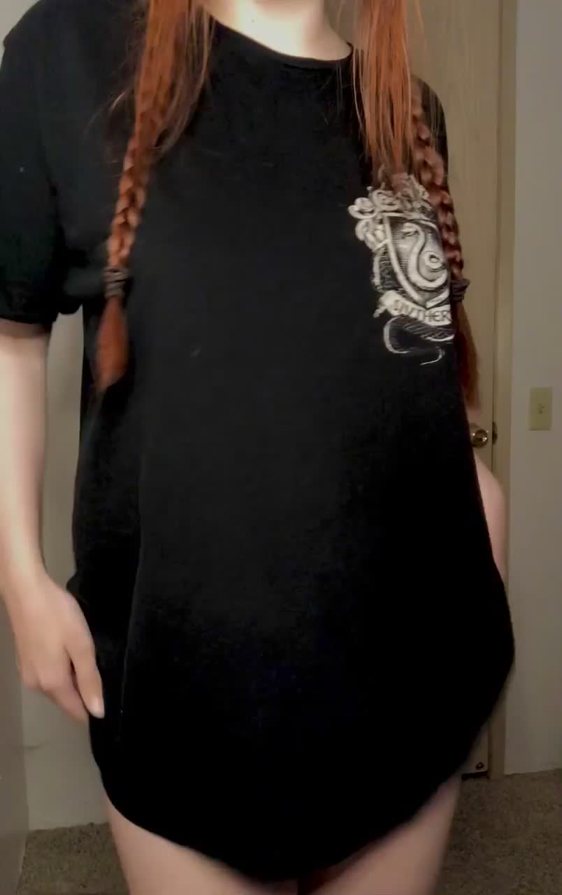 Small girl, big shirt : video clip
