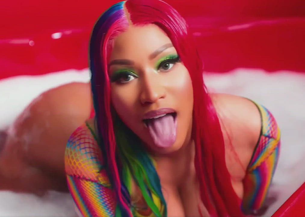 There’s not many things that would be better than tucking Nicki Minaj from behind. : video clip