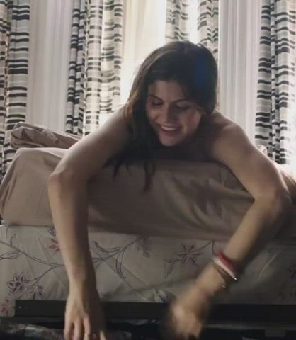 Alexandra Daddario's tits are so huge you can even see them from the back : video clip