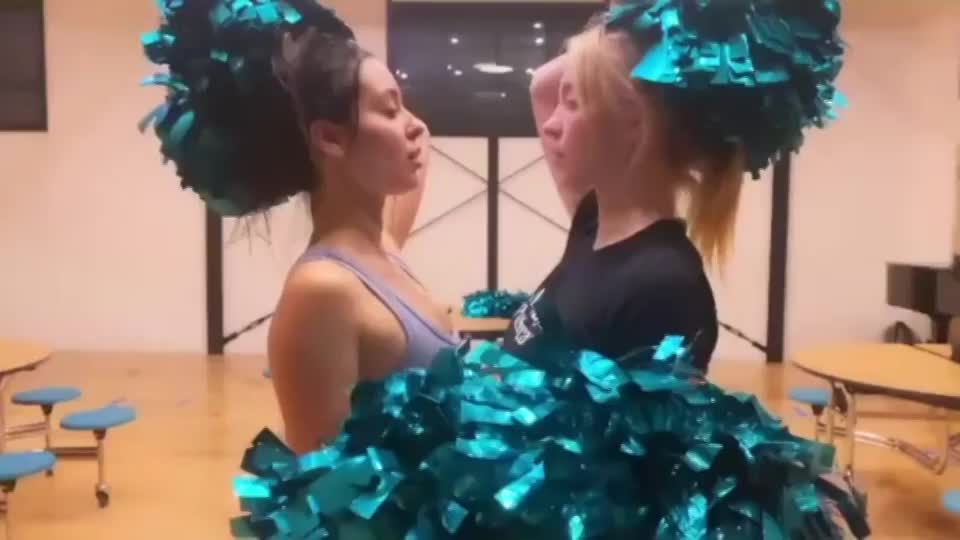 Sydney Sweeney and Alexa Demie practice an erotic cheerleading routine behind the scenes : video clip