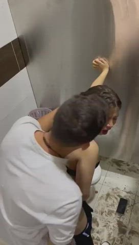Hitting The Right Spot in The Club`s Toilet : video clip