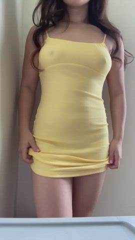 I love how this yellow dress looks on me! [OC] : video clip
