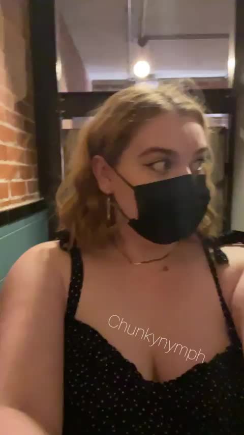 Flashing my tits in the pub toilets : video clip