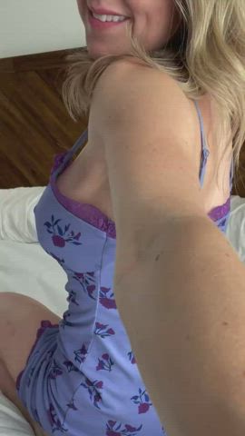 Can mommy get you hard by rubbing her tight little asshole? : video clip