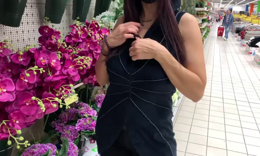 Shopping with me is always more exciting [gif] : video clip