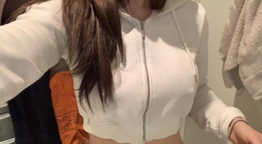 I’m Ellie and I have big tits! 🍒 : video clip