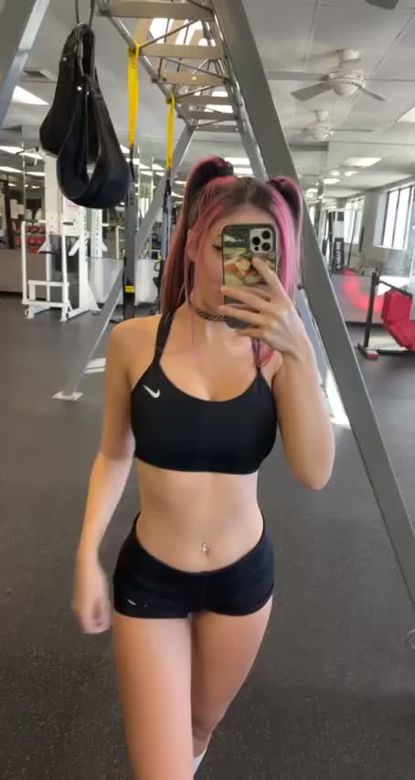 Almost got caught flashing my tits at the gym😋 : video clip