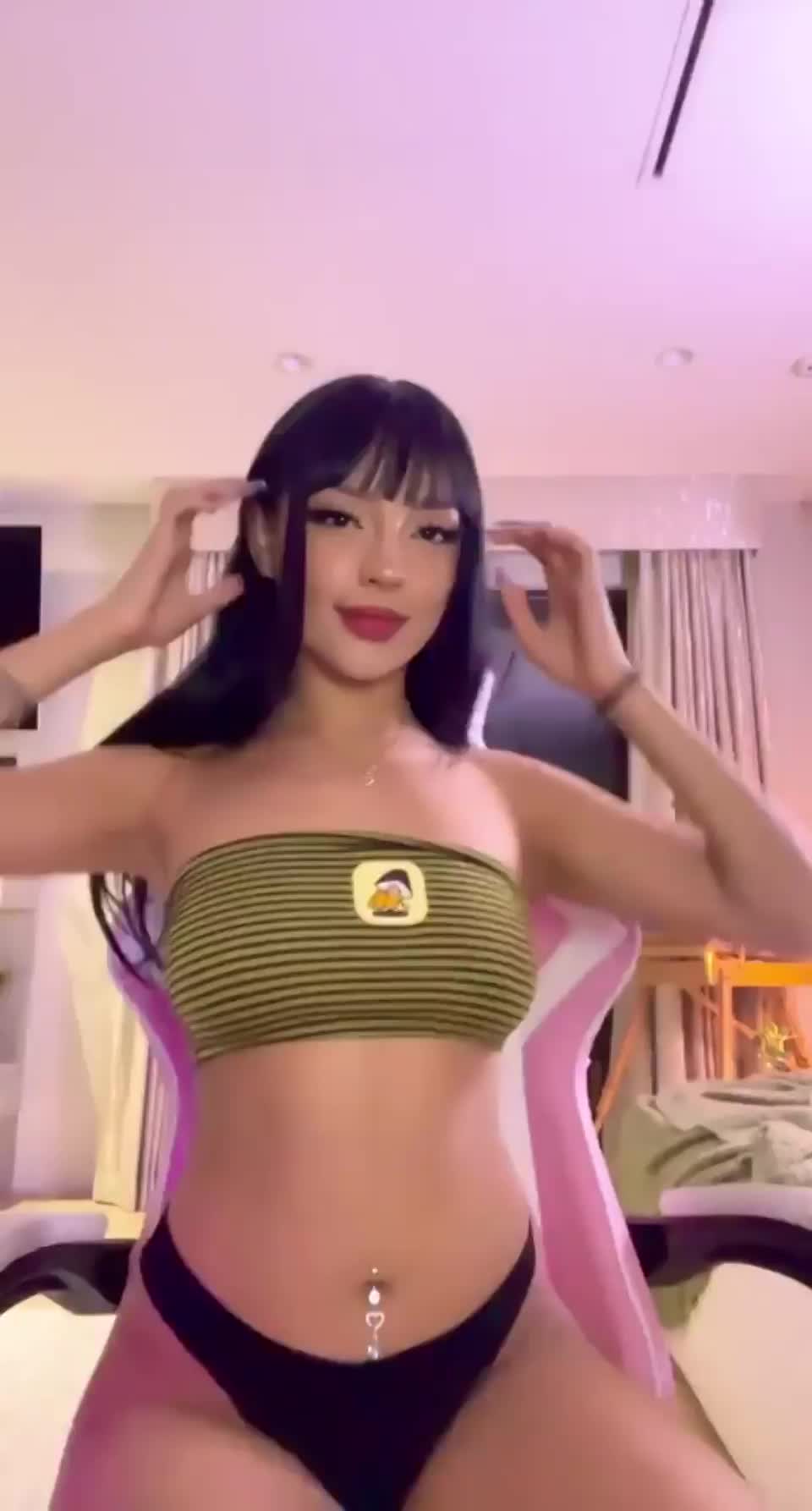 Basic top, rare titties : video clip