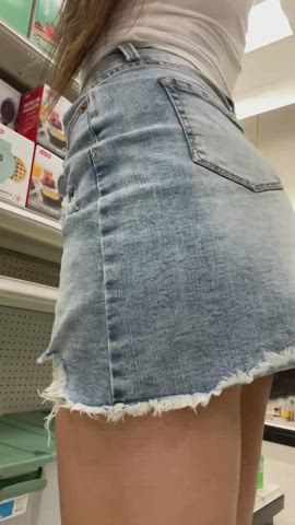 Upskirt show in the store - Someone forgot to wear panties : video clip