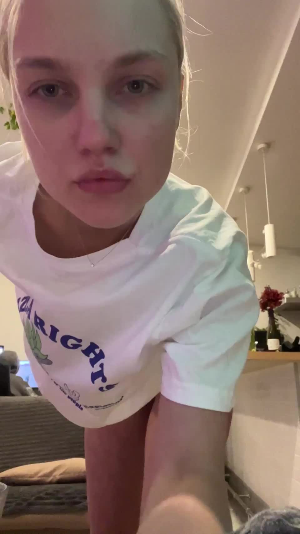 I'm 20 and still flat as hell😏 : video clip