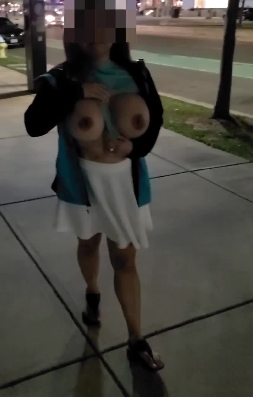 My 34Gs sidewalk flashing : video clip