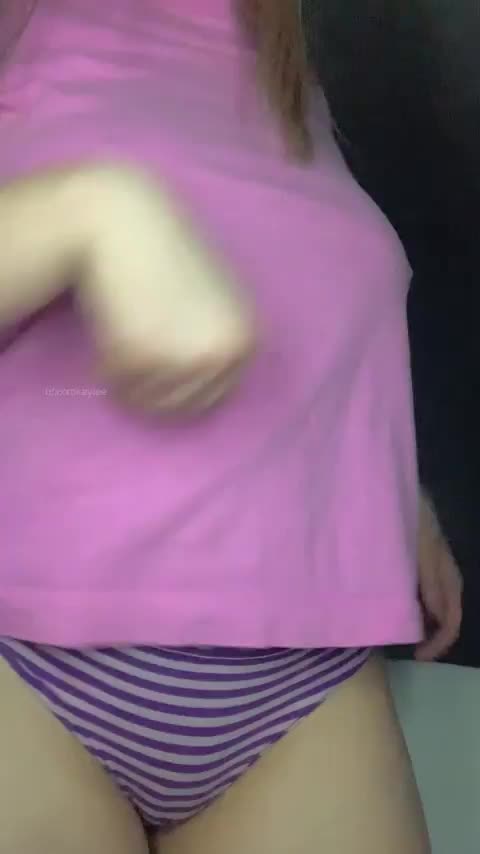 I need to be spanked hard : video clip