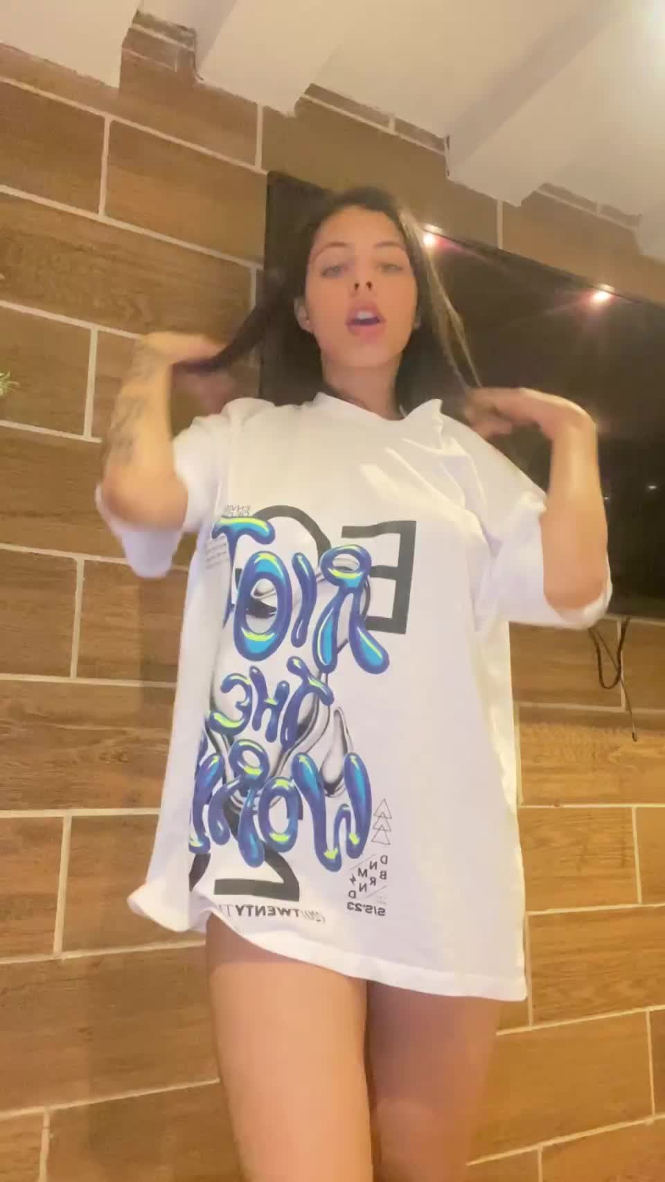 Surprise surprise, I'm not wearing any lingerie under my oversized t-shirt : video clip