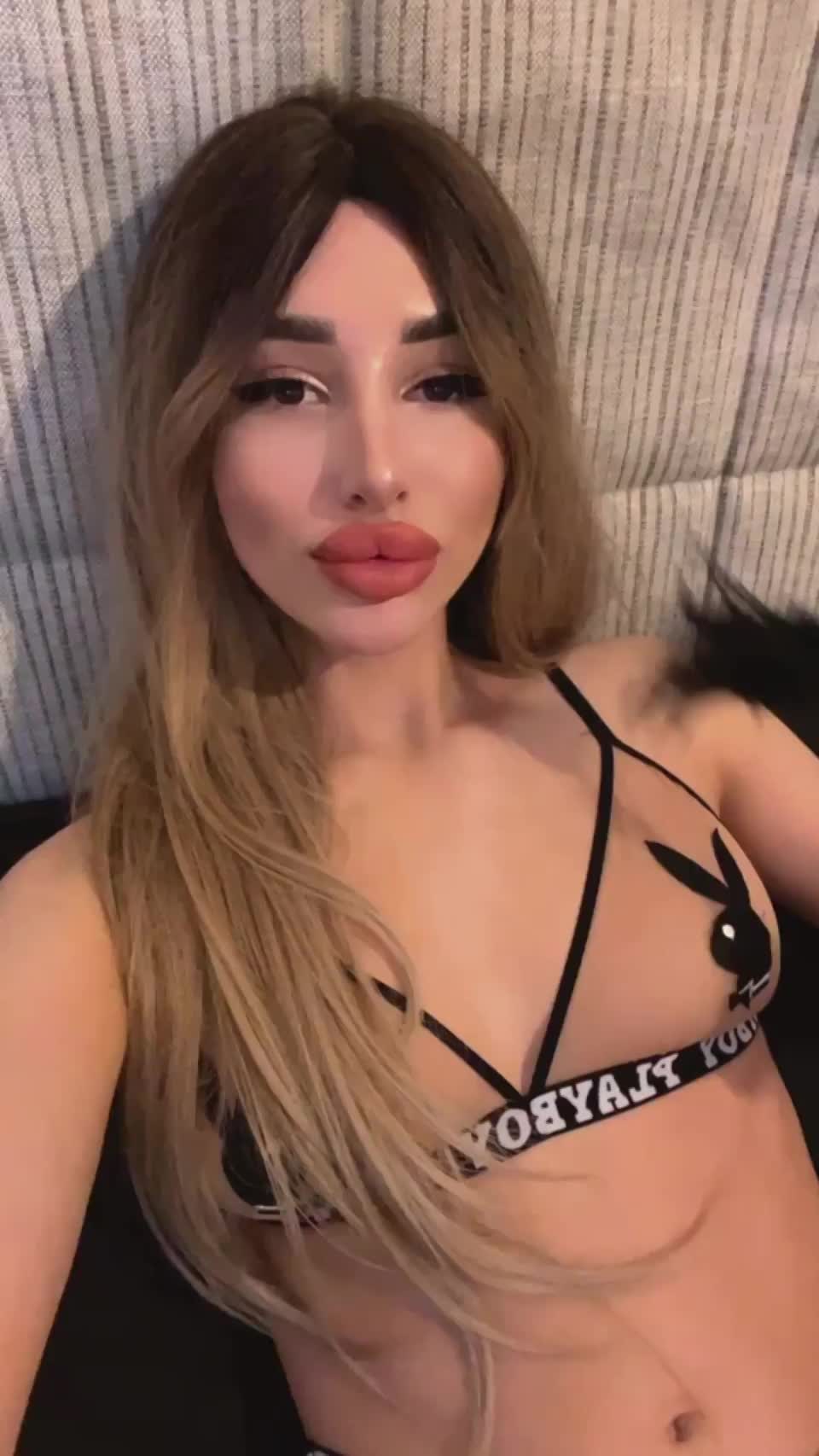 I want an older man who appreciates big fake lips : video clip